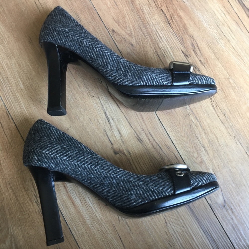 NWOT Burberry Black Striped Chevron Wool Heels - Picture 7 of 10